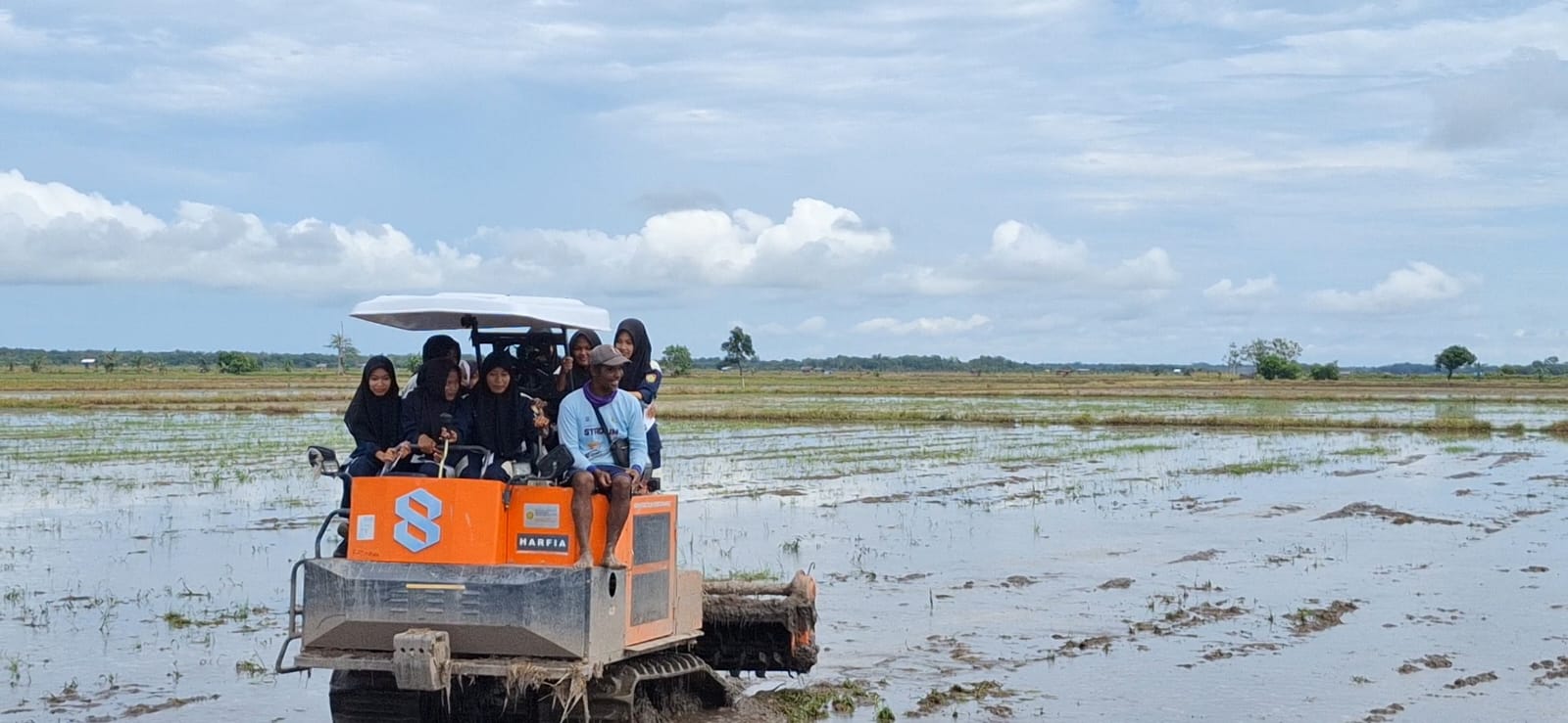 Sinergi Teori dan Praktik: Murid SMK Negeri 1 Katingan Kuala Perdalam Ilmu Alat Mesin Pertanian Melalui Traktor Roda 4