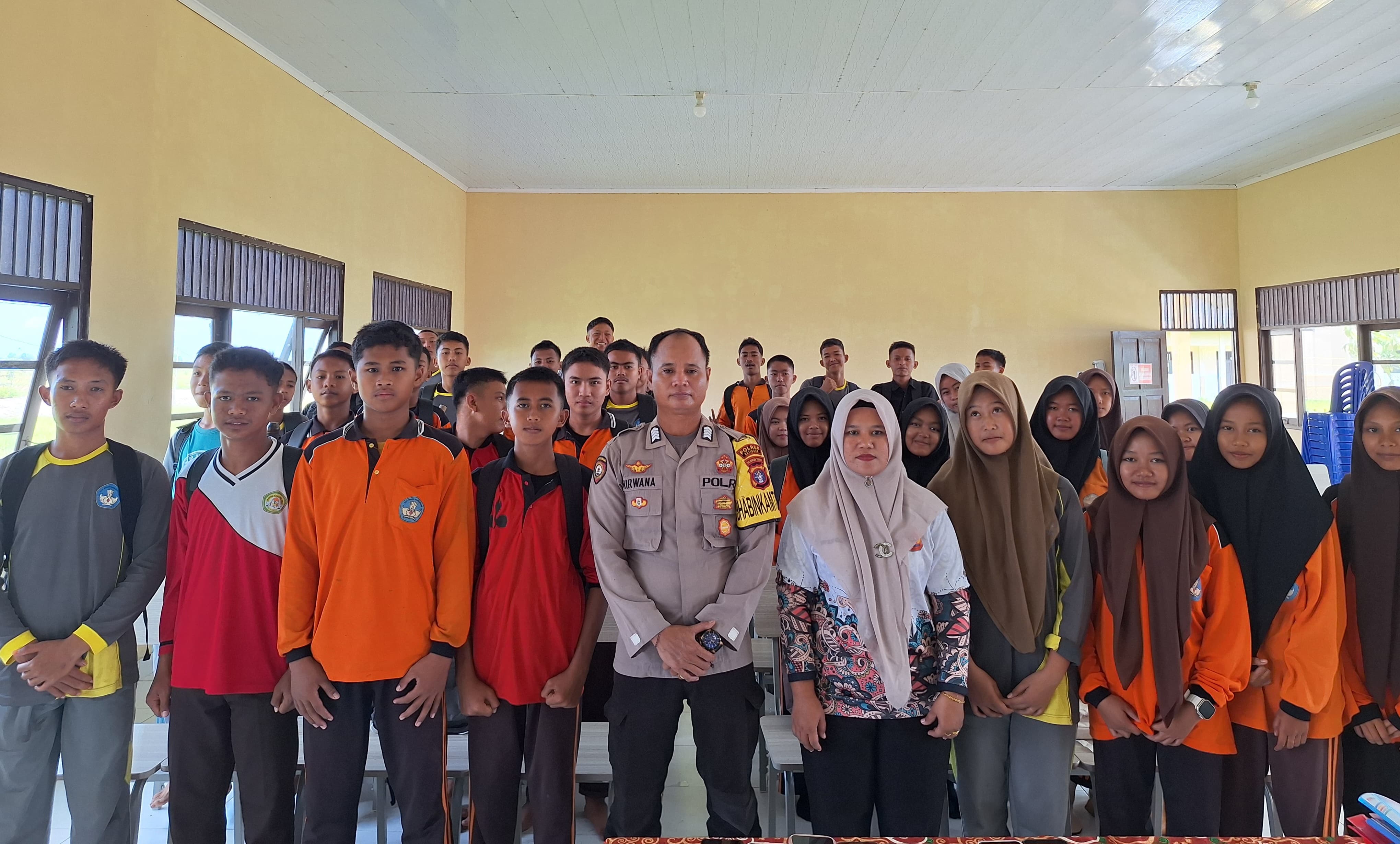Cegah Kenakalan Remaja, Bhabinkamtibmas Jaya Makmur Kupas Tuntas Bahaya NAPZA di MPLS SMK Negeri 1 Katingan Kuala