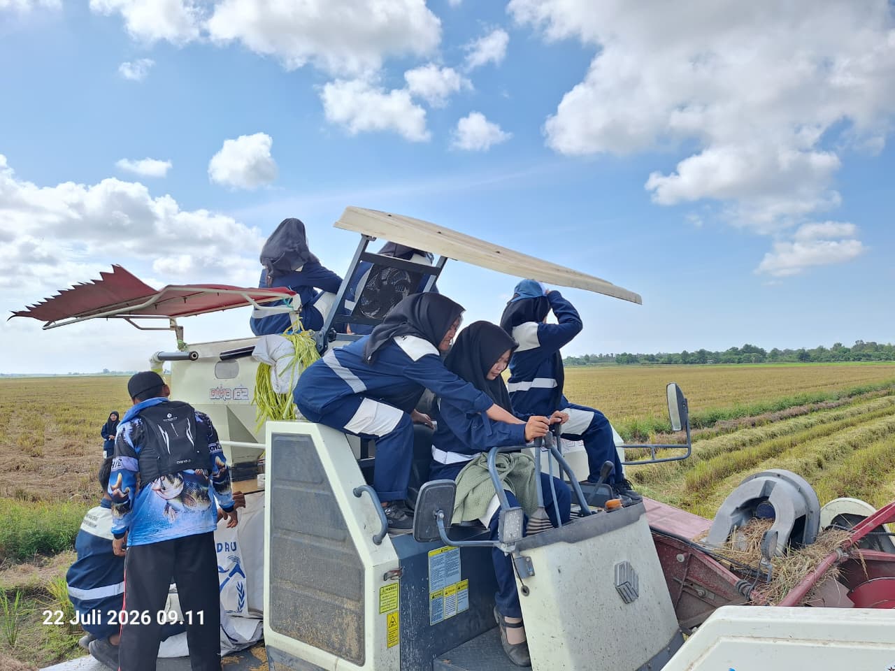 Tingkatkan Keterampilan Murid, SMK Negeri 1 Katingan Kuala Gelar Praktik Pengoperasian Combine Harvester