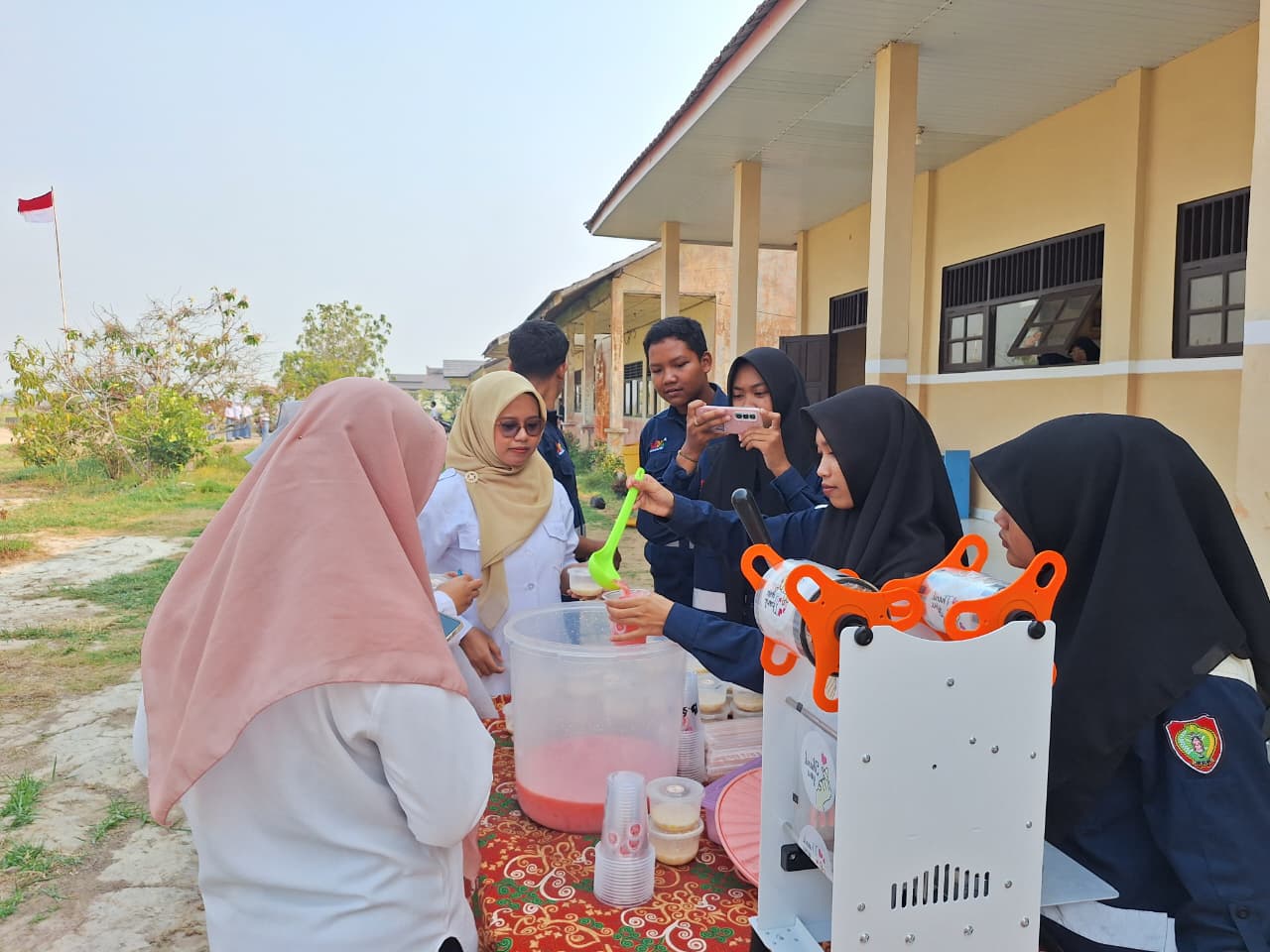 Siswa Kelas XI ATPH-2 SMK Negeri 1 Katingan Kuala Gelar Praktik Kewirausahaan Melalui Bazar Produk Kuliner